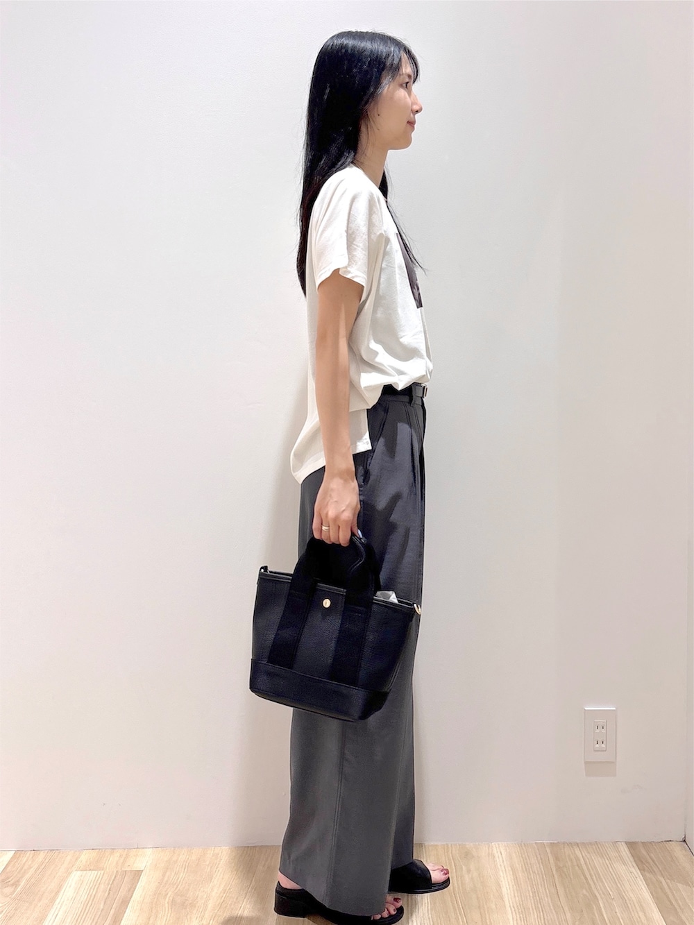 ホワイト系のTシャツ/カットソー、グレー系のその他パンツ、ブラック系のトートバッグを着用したレディースの夏コーディネートの5枚目の写真