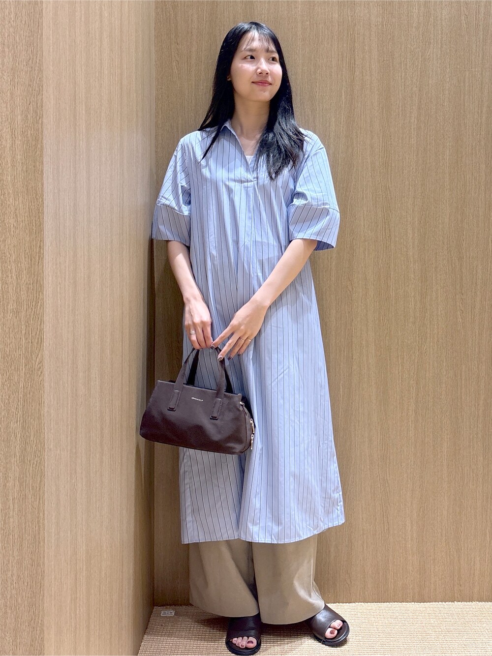 ブルー系のワンピース、ブラウン系のその他パンツ、ブラウン系のボストンバッグを着用したレディースの夏コーディネートの10枚目の写真