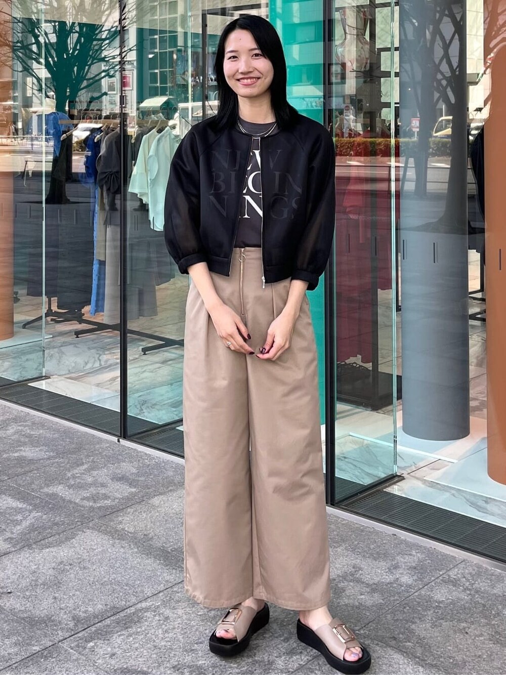 ブラック系のブルゾン、グレー系のTシャツ/カットソー、ベージュ系のその他パンツを着用したレディースの春コーディネートの2枚目の写真