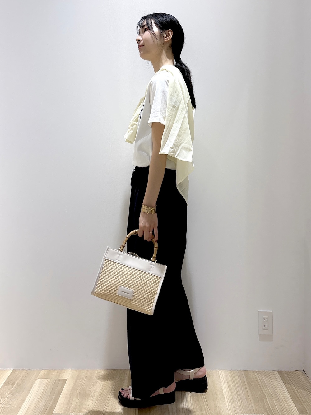 ホワイト系のシャツ/ブラウス、ホワイト系のTシャツ/カットソー、ブルー系のその他パンツを着用したレディースの夏コーディネートの3枚目の写真