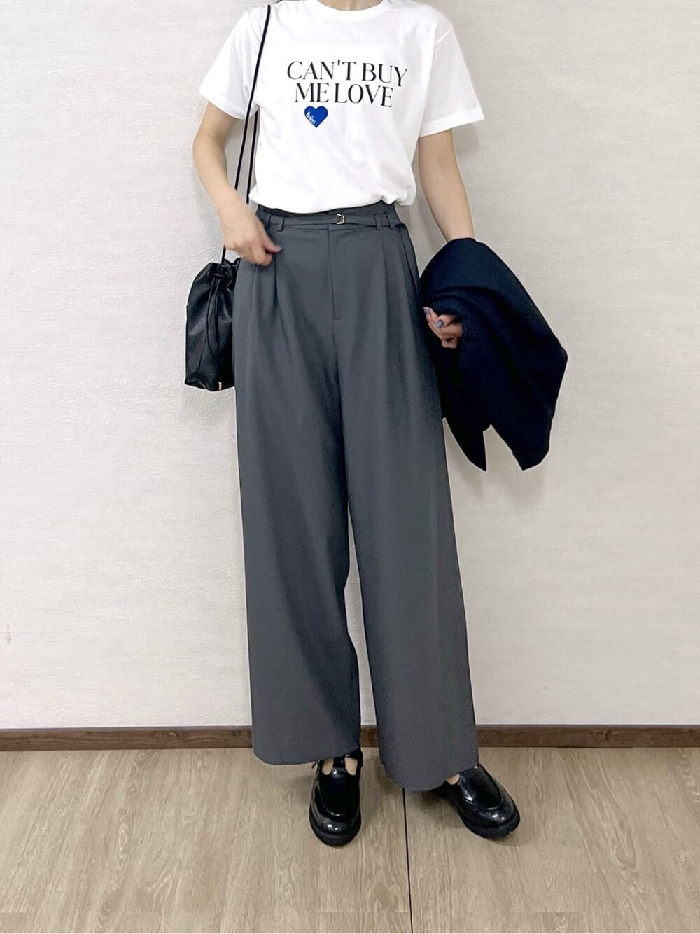 ホワイト系のTシャツ/カットソー、グレー系のその他パンツ、ブラック系のショルダーバッグを着用したレディースの秋コーディネートの7枚目の写真