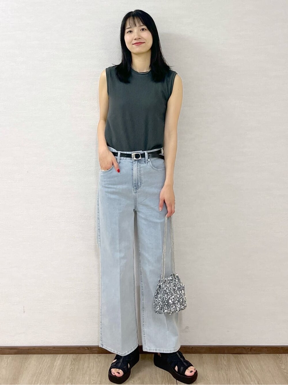 グレー系のTシャツ/カットソー、ブルー系のデニムパンツ、シルバー系のショルダーバッグを着用したレディースの夏コーディネートの8枚目の写真