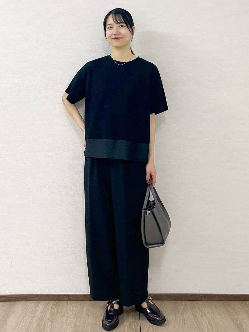 ブラック系のTシャツ/カットソー、グレー系のショルダーバッグ、ゴールド系のネックレスを着用したレディースの夏コーディネートの7枚目の写真