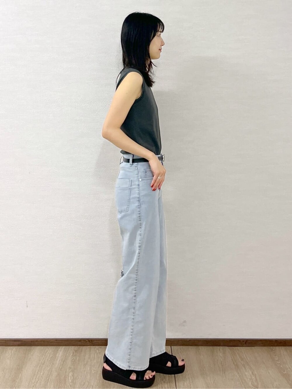 グレー系のTシャツ/カットソー、ブルー系のデニムパンツ、シルバー系のショルダーバッグを着用したレディースの夏コーディネートの5枚目の写真