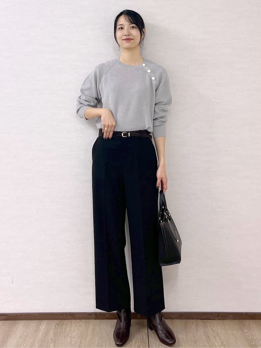 ブラック系のノーカラーコート、グレー系のニット/セーター、ブラック系のその他パンツを着用したレディースの秋コーディネートの10枚目の写真