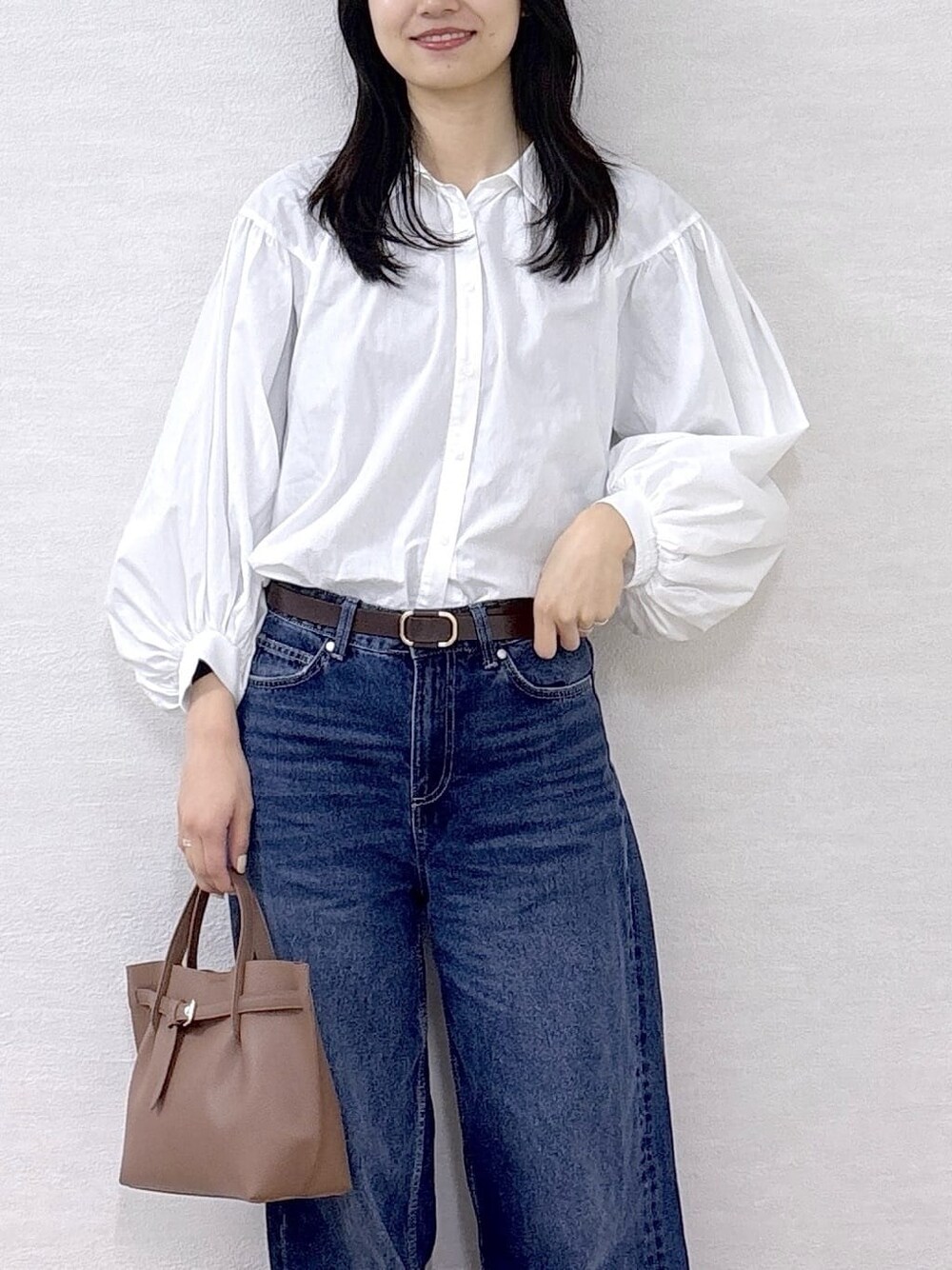 ホワイト系のシャツ/ブラウス、ブルー系のデニムパンツ、ブラウン系のトートバッグを着用したレディースの春コーディネートの6枚目の写真