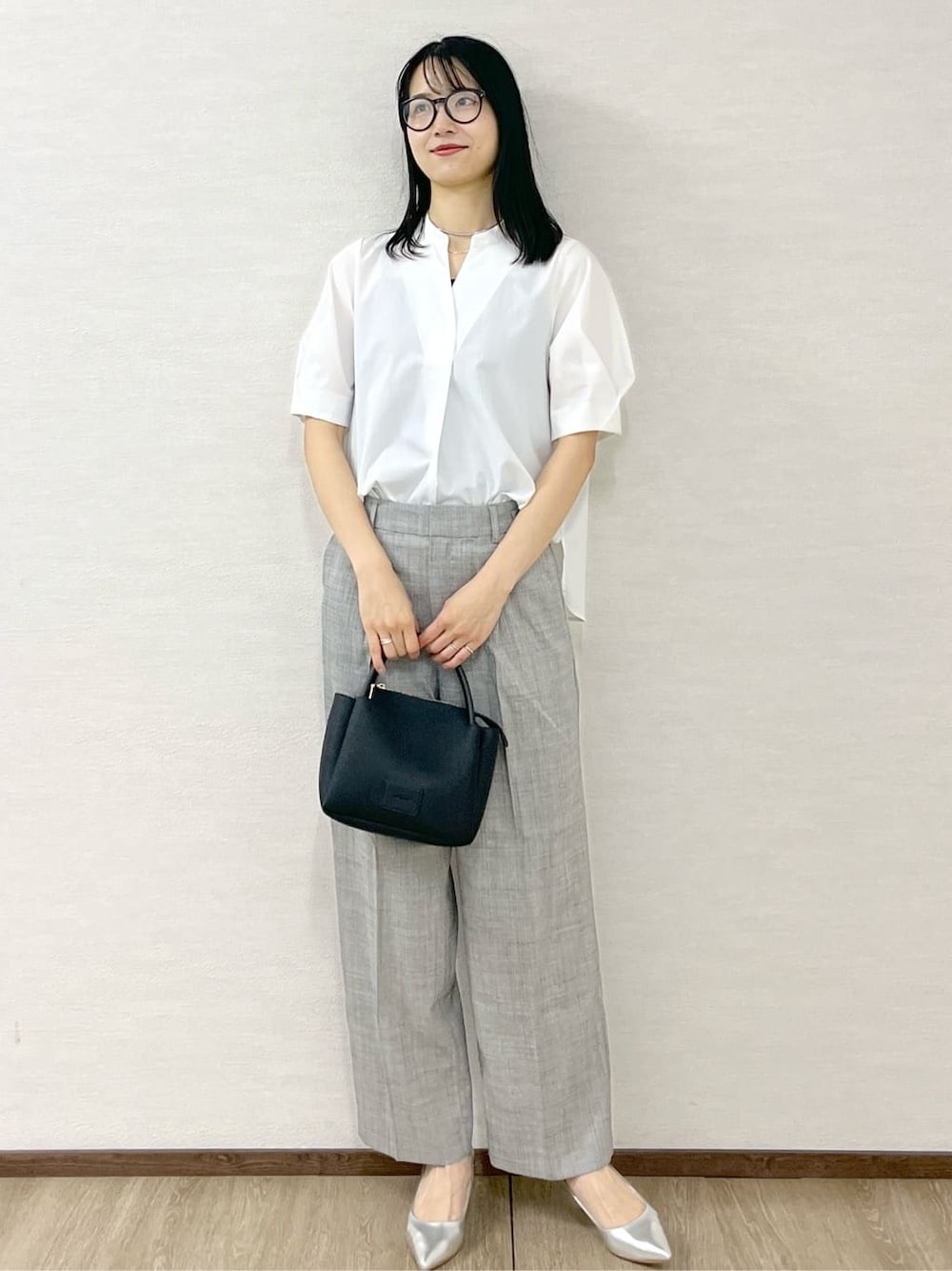 ホワイト系のシャツ/ブラウス、グレー系のその他パンツ、ブラック系のショルダーバッグを着用したレディースの夏コーディネートの9枚目の写真