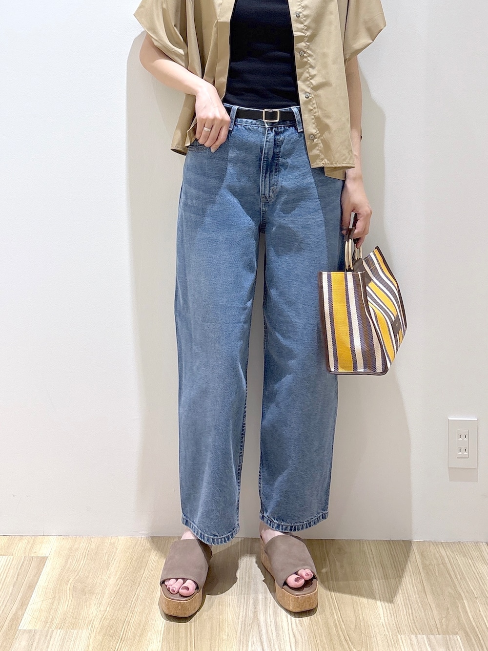 ベージュ系のシャツ/ブラウス、ブラック系のタンクトップ、ブルー系のデニムパンツを着用したレディースの夏コーディネートの8枚目の写真
