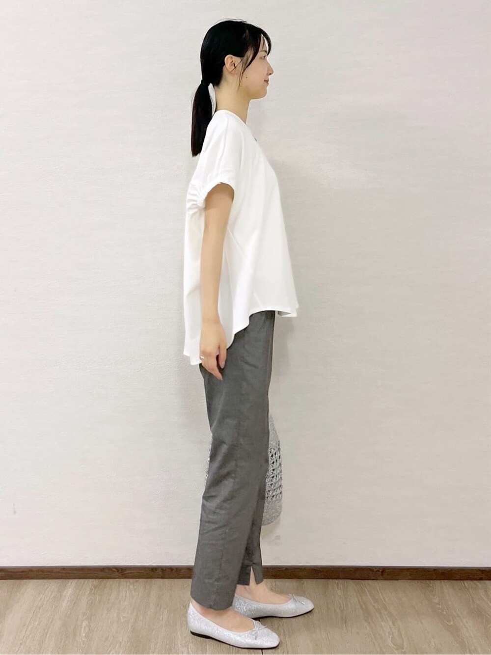 ホワイト系のTシャツ/カットソー、グレー系のその他パンツ、ブラック系のボストンバッグを着用したレディースの夏コーディネートの6枚目の写真