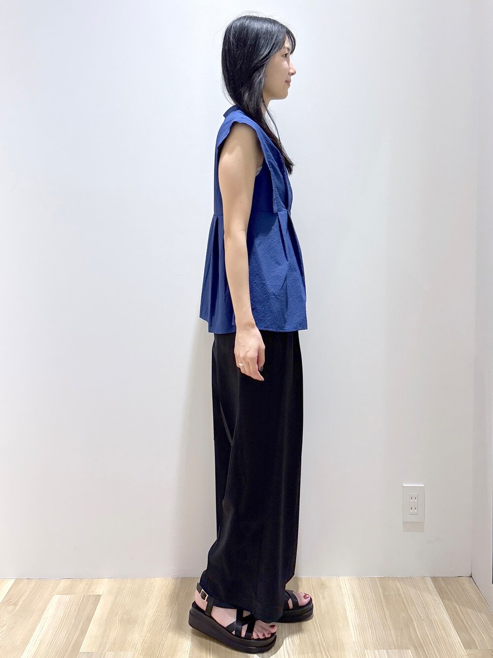 ブルー系のシャツ/ブラウス、ブラック系のその他パンツ、ブラック系のトートバッグを着用したレディースの夏コーディネートの5枚目の写真