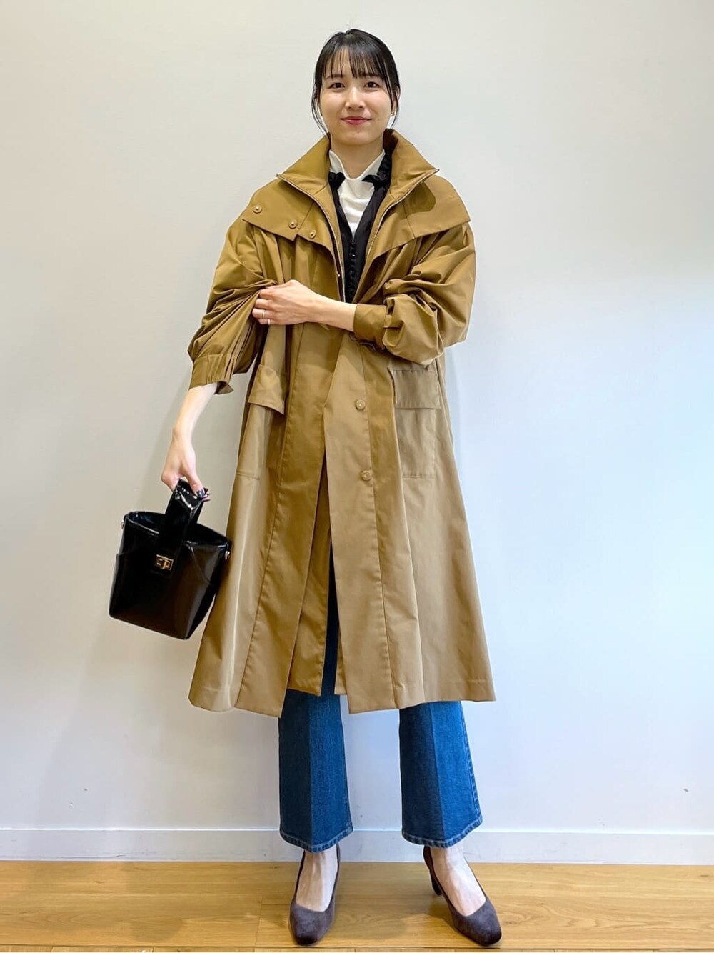 ブラック系のシャツ/ブラウス、ブルー系のデニムパンツ、グレー系のショルダーバッグを着用したレディースの冬コーディネートの3枚目の写真
