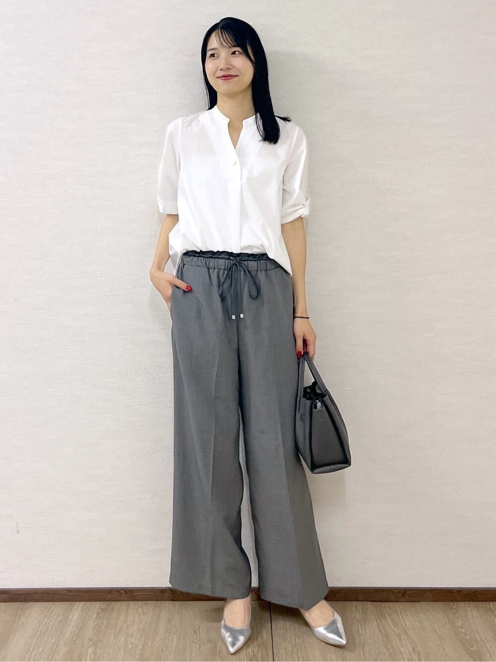 ホワイト系のシャツ/ブラウス、グレー系のその他パンツ、グレー系のショルダーバッグを着用したレディースの夏コーディネートの10枚目の写真