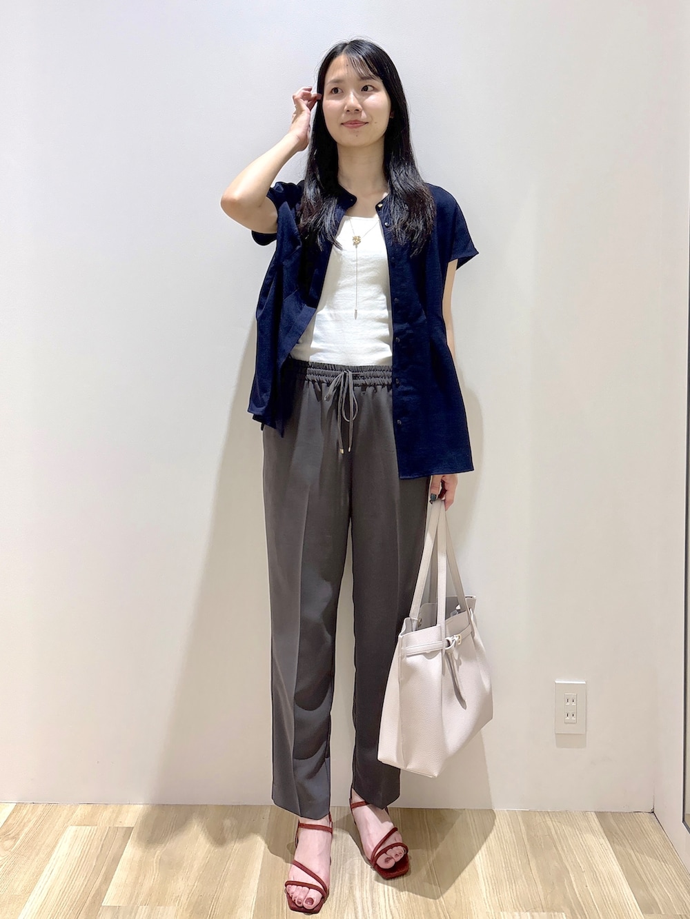 ブルー系のシャツ/ブラウス、ホワイト系のタンクトップ、グレー系のその他パンツを着用したレディースの夏コーディネートの8枚目の写真
