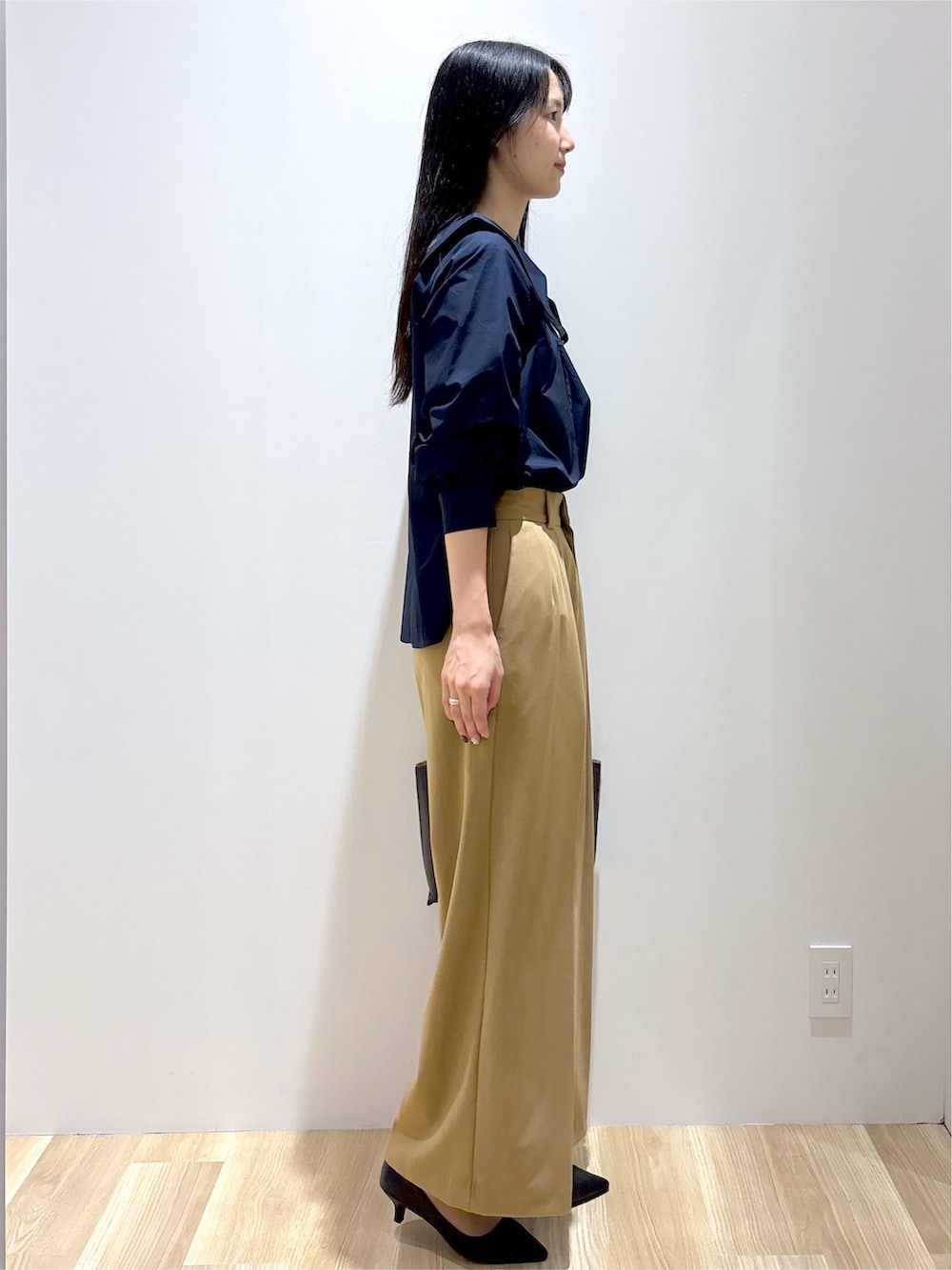ブルー系のシャツ/ブラウス、イエロー系のその他パンツ、ブラウン系のトートバッグを着用したレディースの秋コーディネートの5枚目の写真