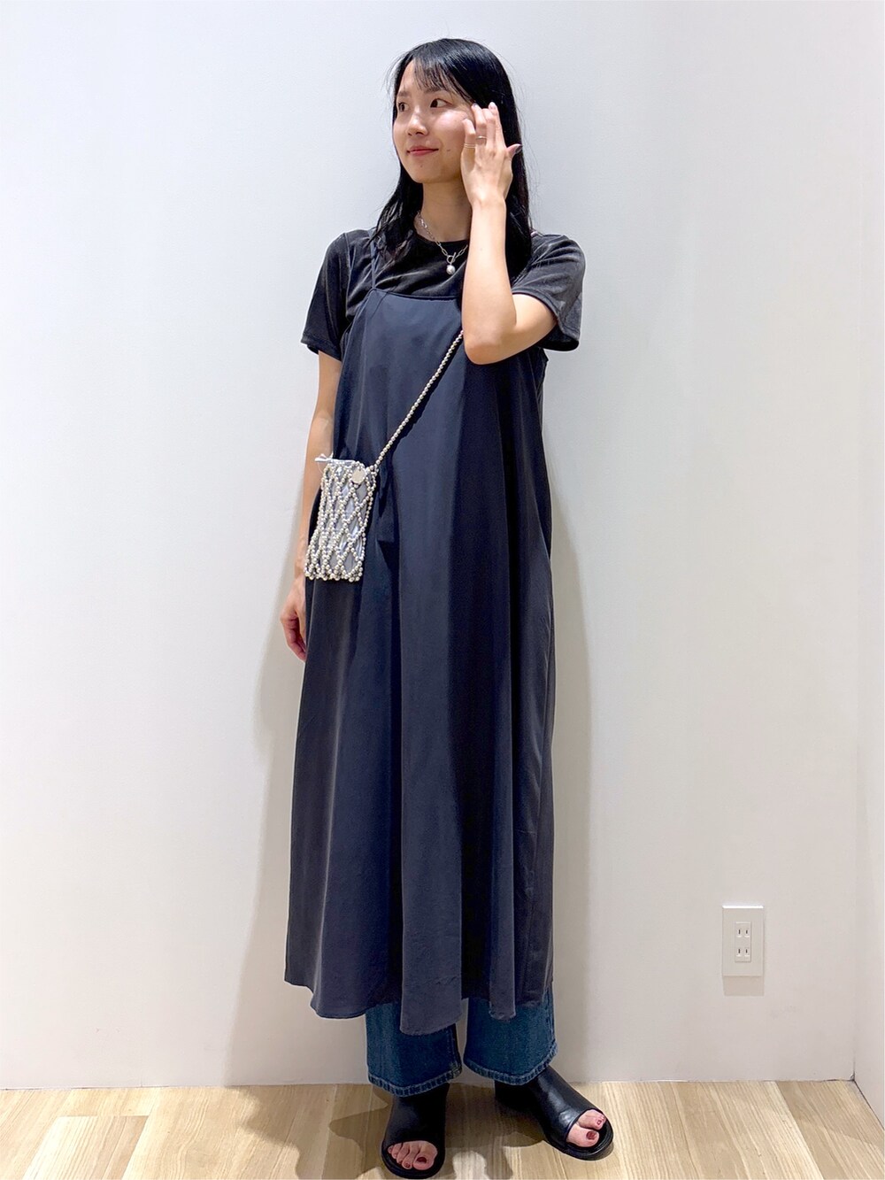 グレー系のワンピース、グレー系のTシャツ/カットソー、ブルー系のデニムパンツを着用したレディースの夏コーディネートの7枚目の写真