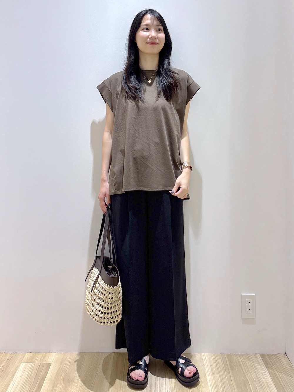 ブラウン系のTシャツ/カットソー、ブラック系のその他パンツ、ブラウン系のトートバッグを着用したレディースの夏コーディネートの10枚目の写真