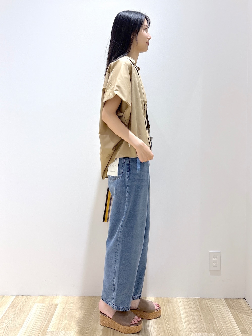 ベージュ系のシャツ/ブラウス、ブラック系のタンクトップ、ブルー系のデニムパンツを着用したレディースの夏コーディネートの5枚目の写真