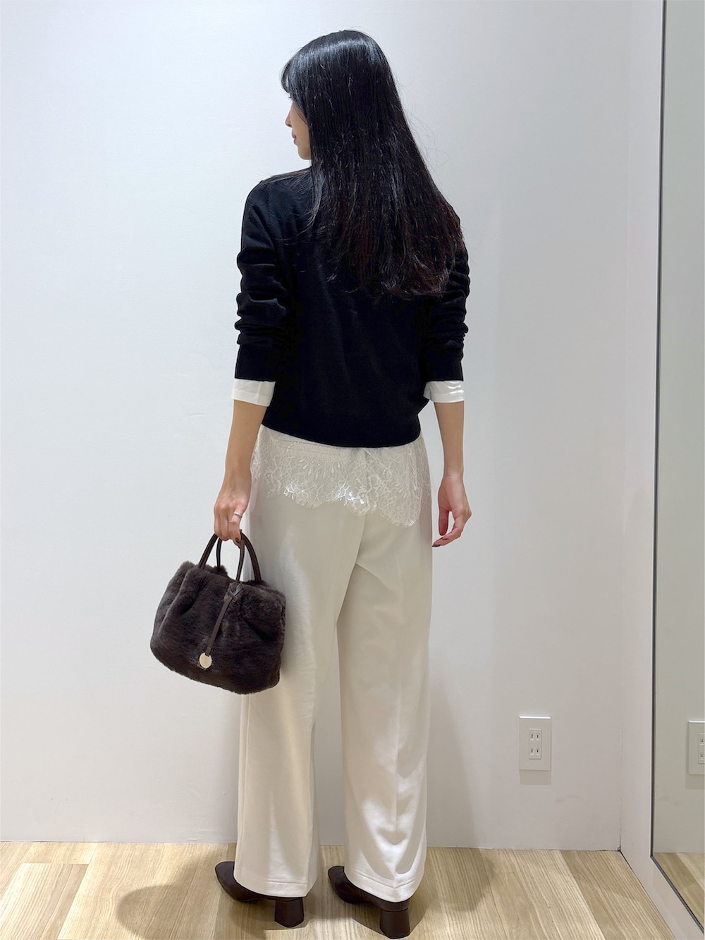 ブラック系のカーディガン/ボレロ、ホワイト系のTシャツ/カットソー、ホワイト系のその他パンツを着用したレディースの秋コーディネートの4枚目の写真