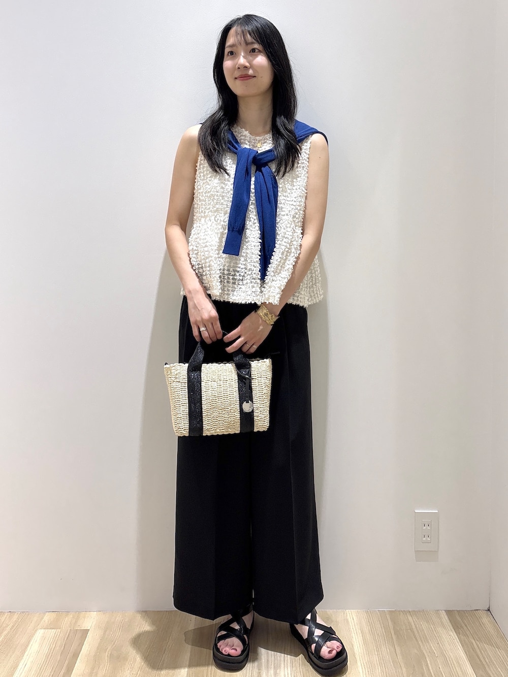 ブルー系のカーディガン/ボレロ、ホワイト系のシャツ/ブラウス、ブラック系のその他パンツを着用したレディースの夏コーディネートの2枚目の写真