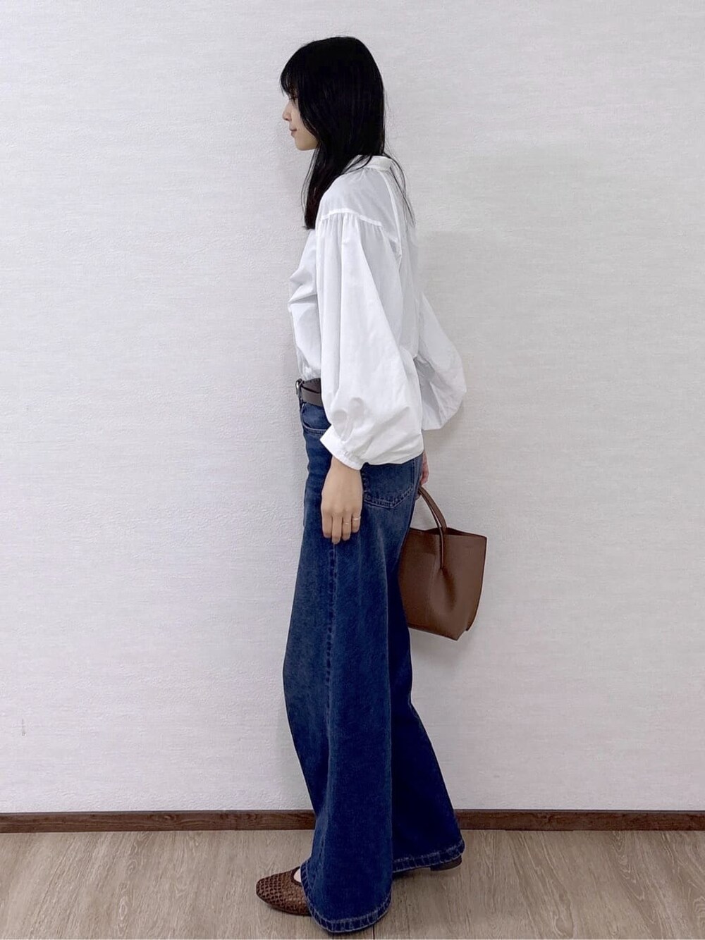 ホワイト系のシャツ/ブラウス、ブルー系のデニムパンツ、ブラウン系のトートバッグを着用したレディースの春コーディネートの3枚目の写真