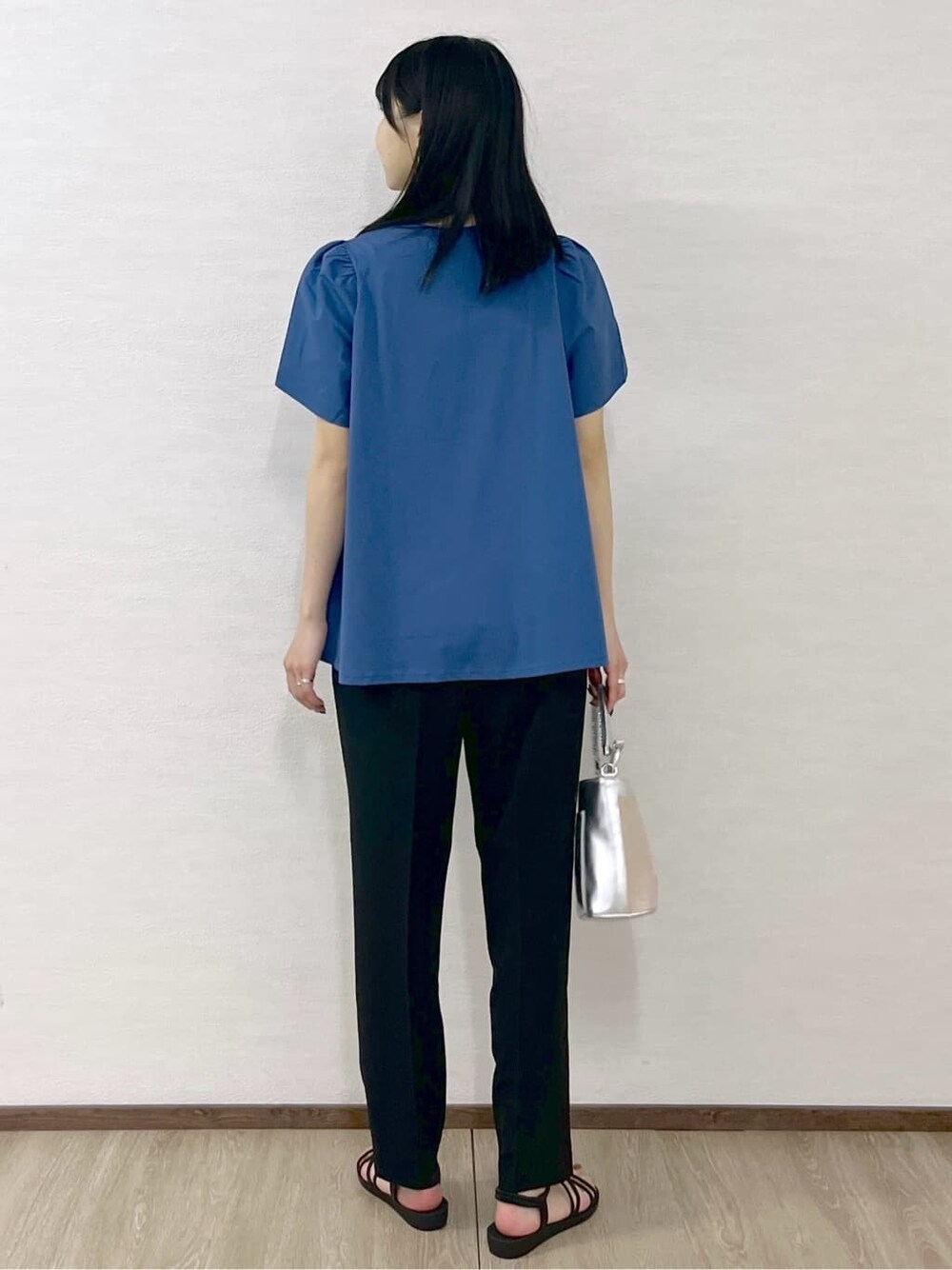 ブルー系のTシャツ/カットソー、ブラック系のその他パンツ、シルバー系のショルダーバッグを着用したレディースの春コーディネートの5枚目の写真