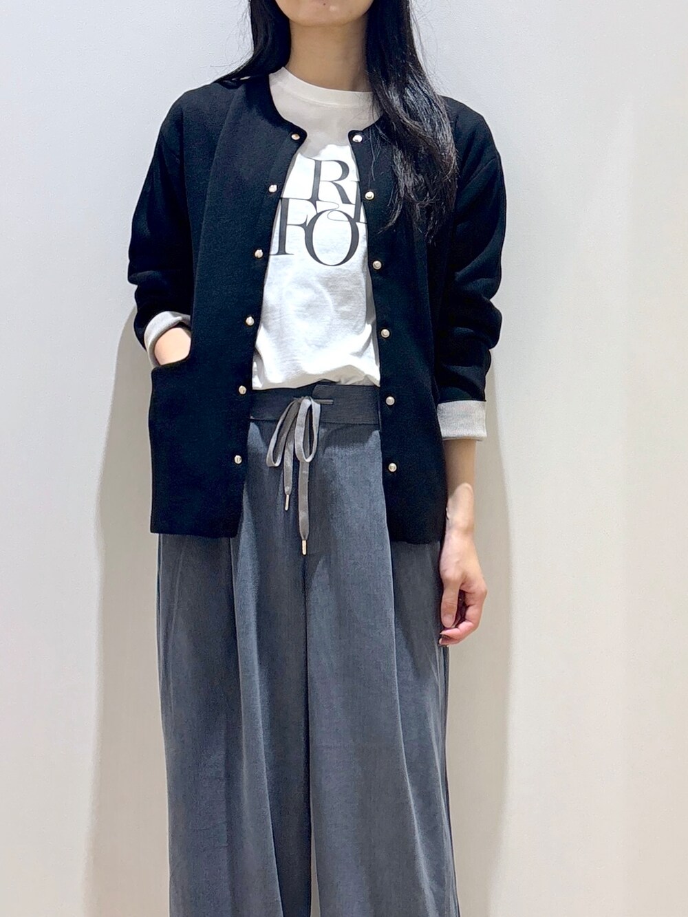 ブラック系のカーディガン/ボレロ、ホワイト系のTシャツ/カットソー、ブルー系のその他パンツを着用したレディースの秋コーディネートの6枚目の写真