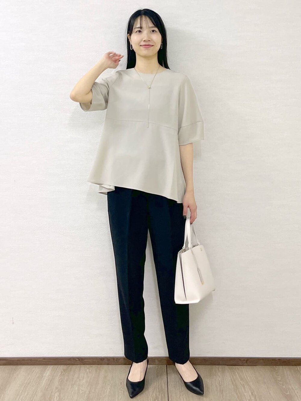 ベージュ系のシャツ/ブラウス、ブラック系のその他パンツ、ベージュ系のトートバッグを着用したレディースの春コーディネートの7枚目の写真