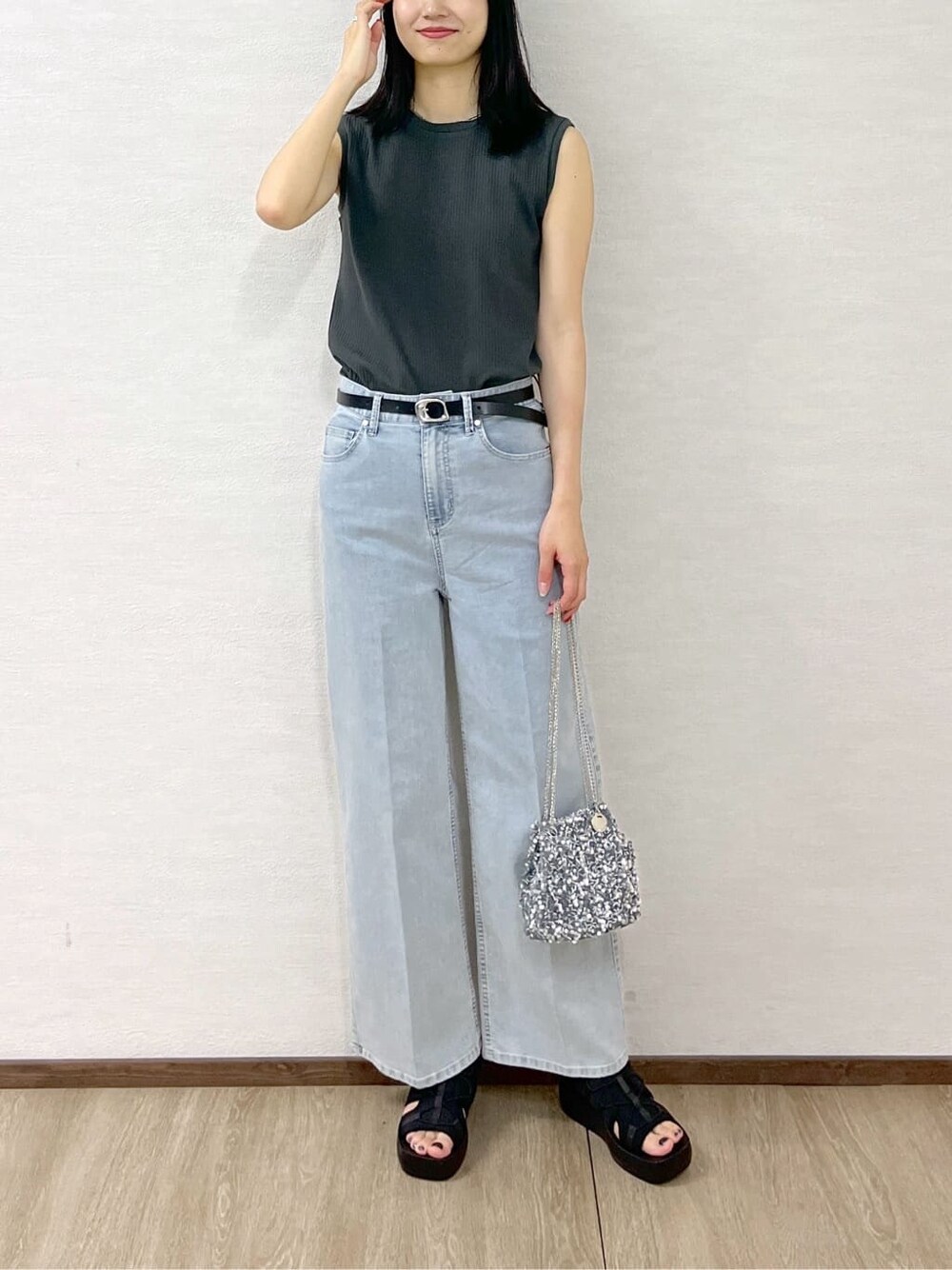 グレー系のTシャツ/カットソー、ブルー系のデニムパンツ、シルバー系のショルダーバッグを着用したレディースの夏コーディネートの6枚目の写真