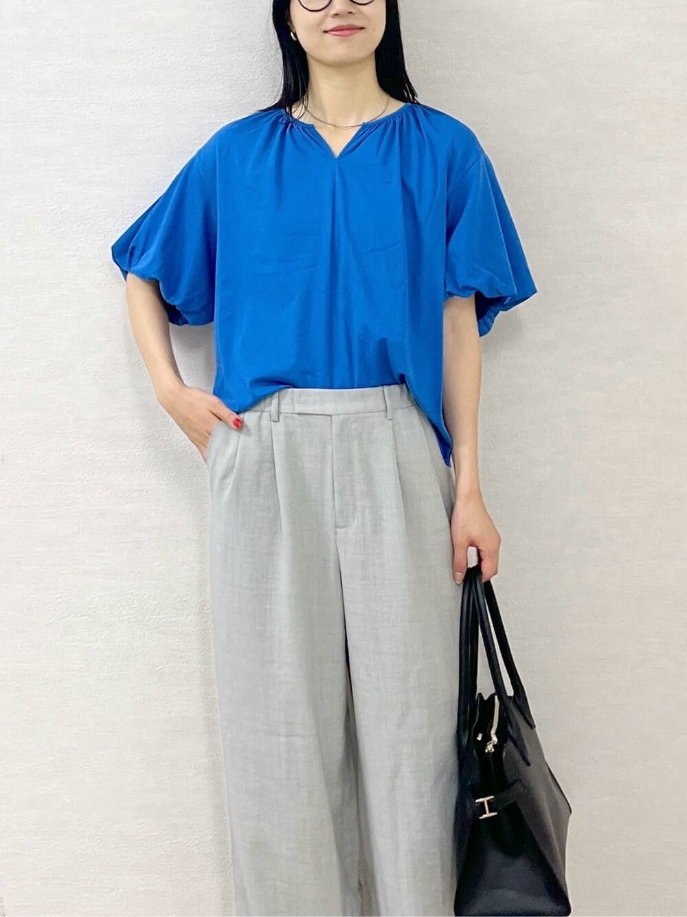 ブルー系のTシャツ/カットソー、グレー系のその他パンツ、ブラック系のボストンバッグを着用したレディースの夏コーディネートの6枚目の写真