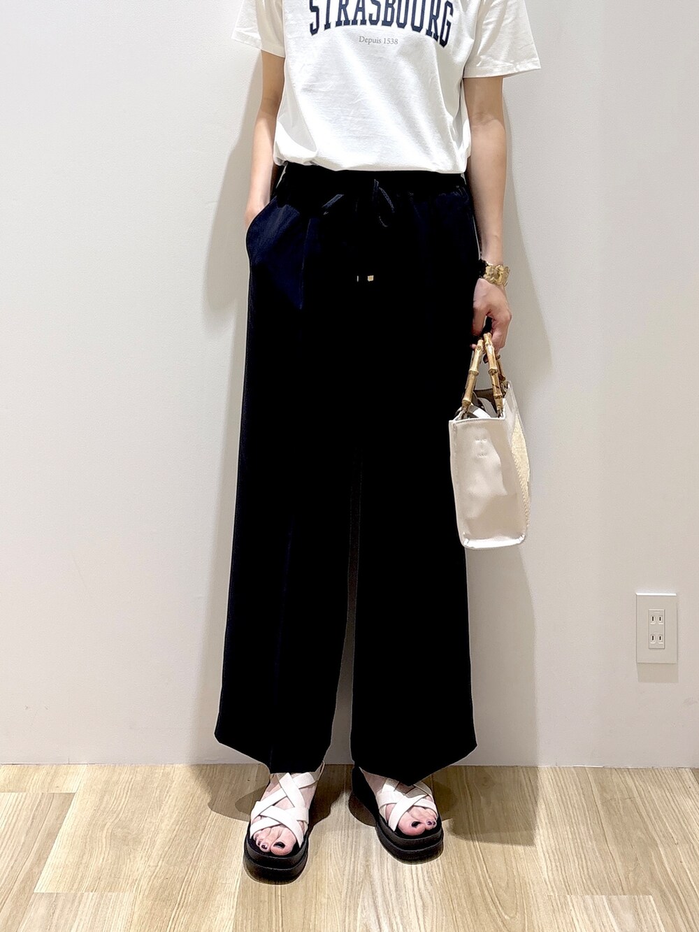 ホワイト系のシャツ/ブラウス、ホワイト系のTシャツ/カットソー、ブルー系のその他パンツを着用したレディースの夏コーディネートの10枚目の写真