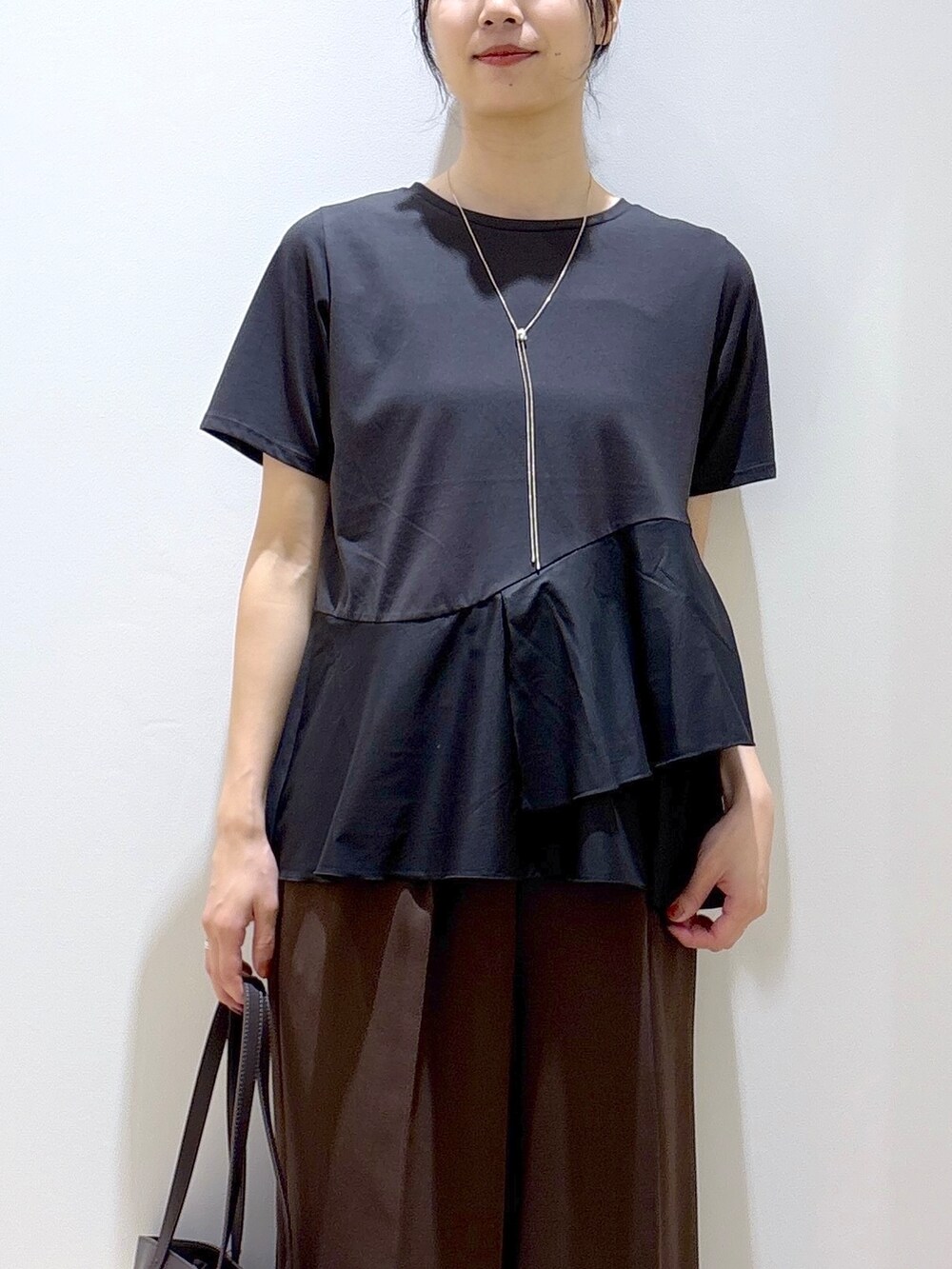 ブラック系のTシャツ/カットソー、ブラウン系のその他パンツ、ブラウン系のトートバッグを着用したレディースの夏コーディネートの6枚目の写真