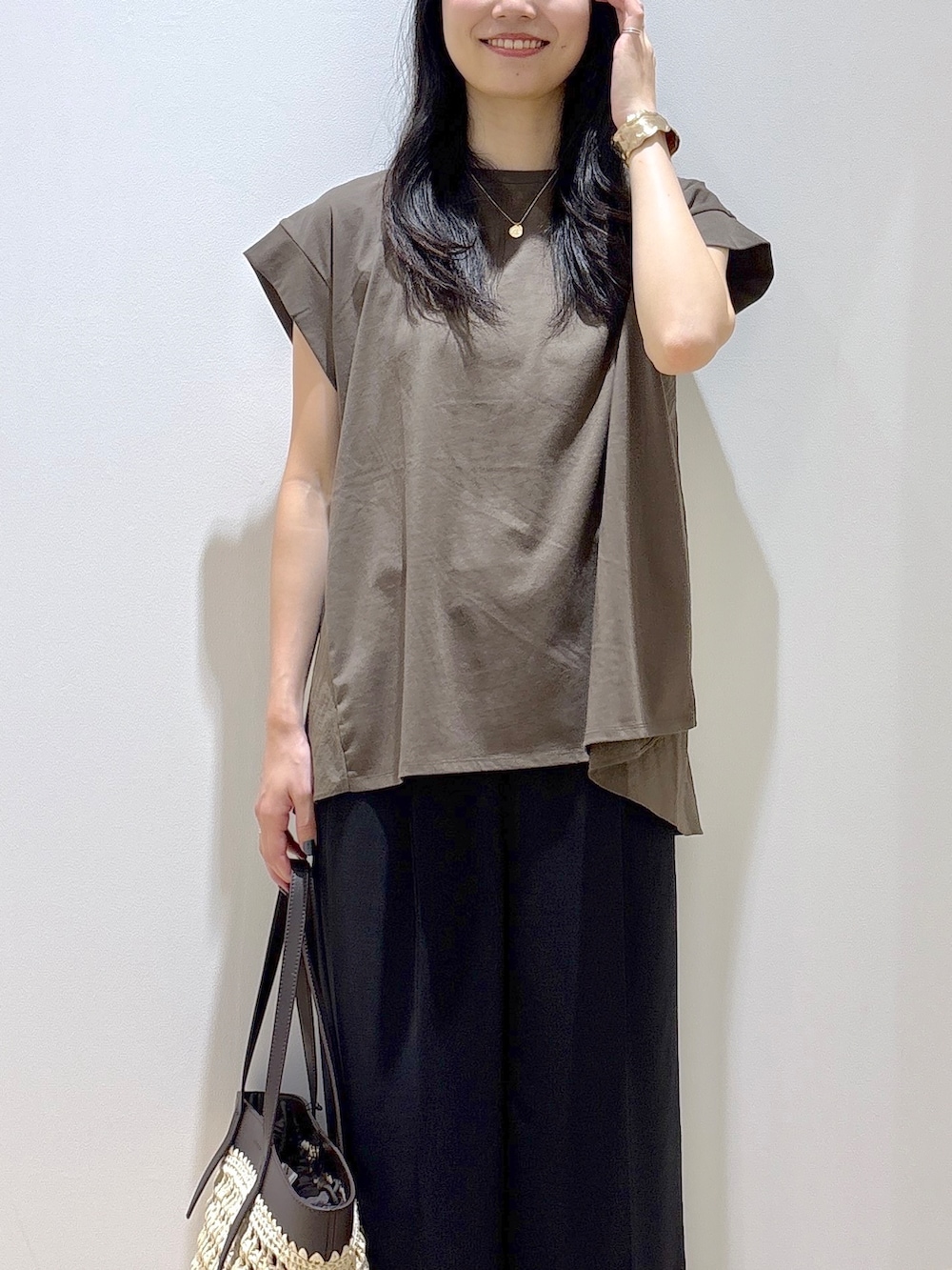 ブラウン系のTシャツ/カットソー、ブラック系のその他パンツ、ブラウン系のトートバッグを着用したレディースの夏コーディネートの7枚目の写真