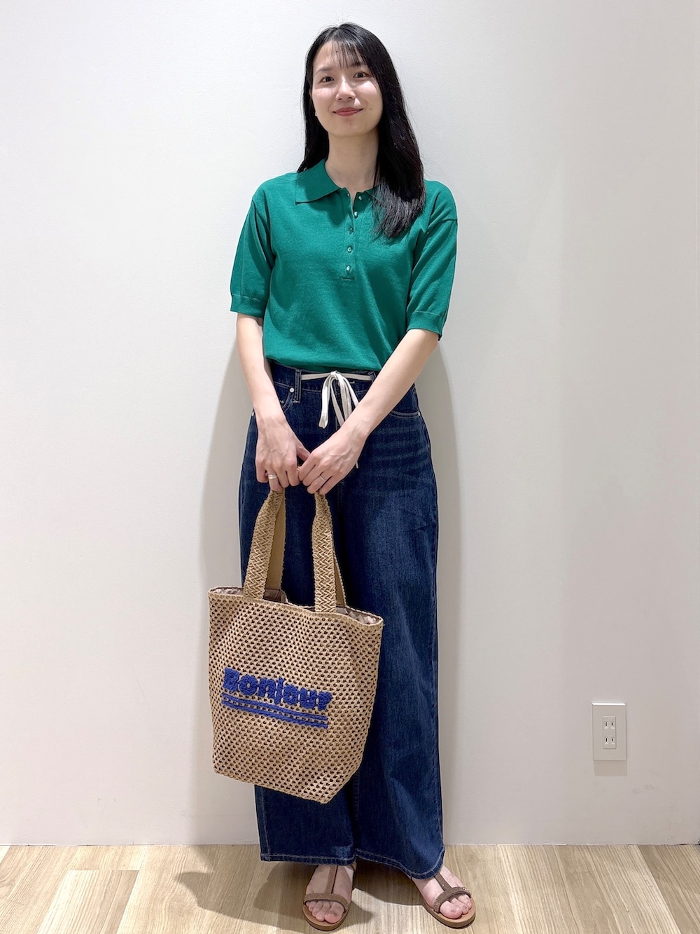 その他のサンダル、ベージュ系のトートバッグ、ブルー系のデニムパンツを着用したレディースの春コーディネートの8枚目の写真