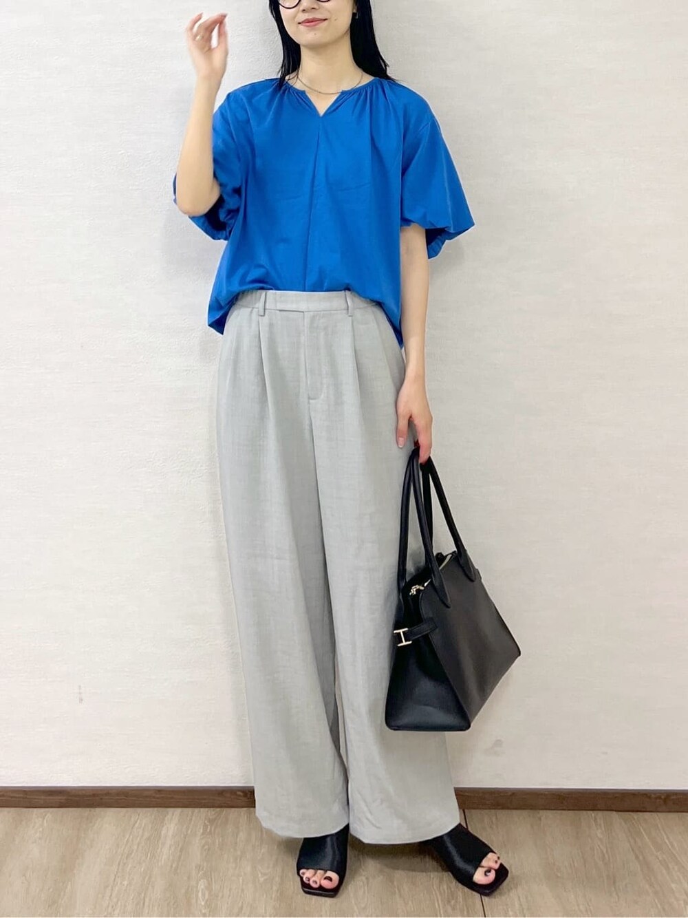 ブルー系のTシャツ/カットソー、グレー系のその他パンツ、ブラック系のボストンバッグを着用したレディースの夏コーディネートの7枚目の写真