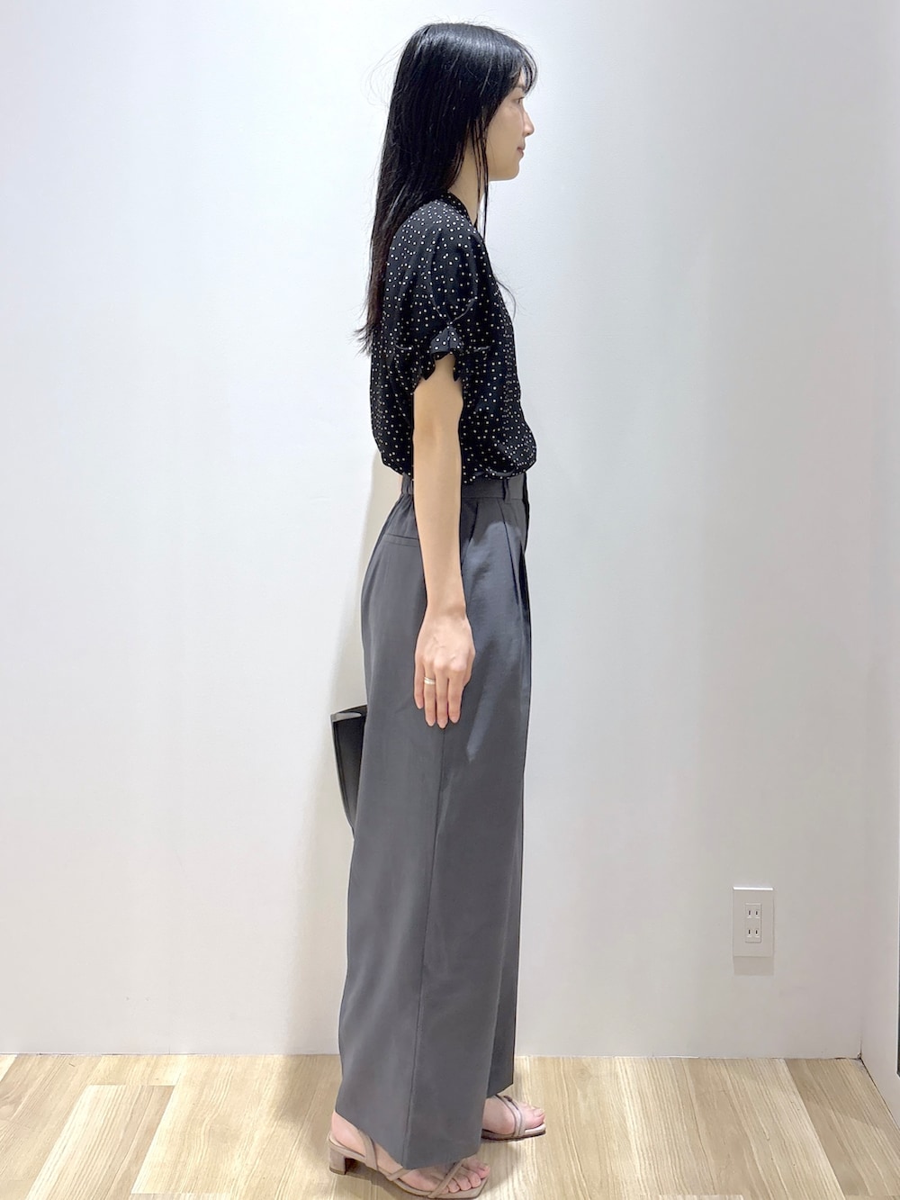 ブラック系のシャツ/ブラウス、グレー系のその他パンツ、ベージュ系のサンダルを着用したレディースの夏コーディネートの5枚目の写真