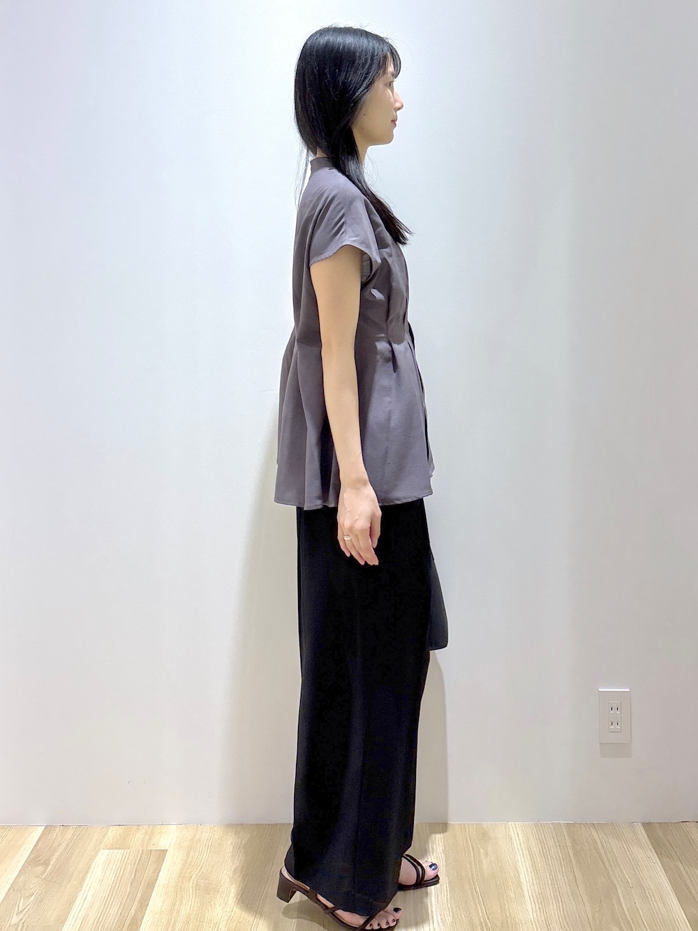 ブラック系のその他パンツ、ブラウン系のサンダル、ブラック系のショルダーバッグを着用したレディースの春コーディネートの5枚目の写真