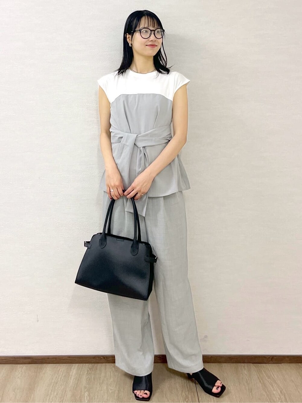 グレー系のTシャツ/カットソー、グレー系のその他パンツ、ブラック系のボストンバッグを着用したレディースの夏コーディネートの10枚目の写真
