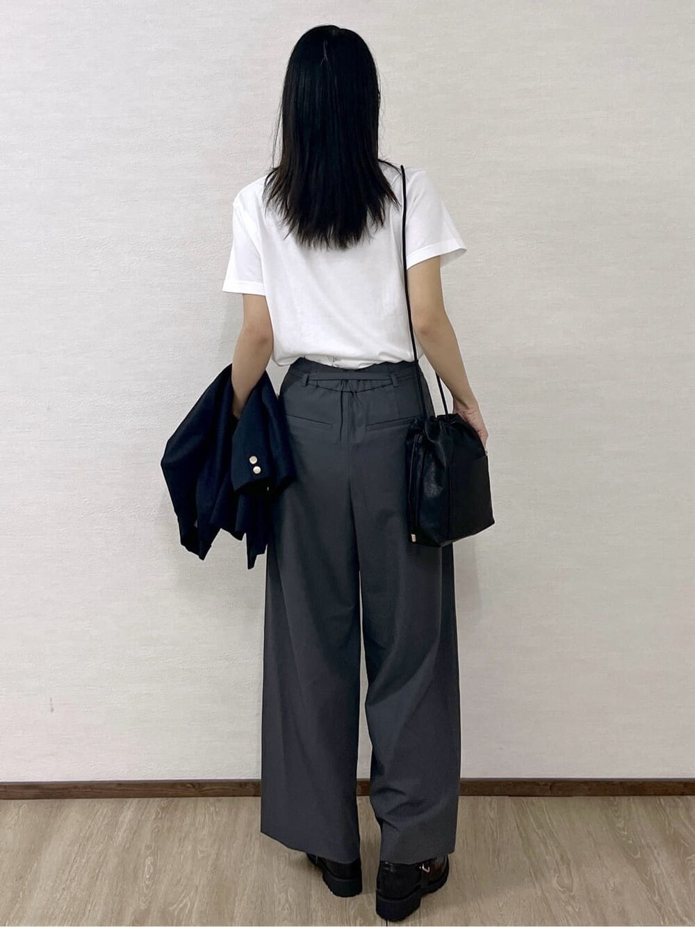 ホワイト系のTシャツ/カットソー、グレー系のその他パンツ、ブラック系のショルダーバッグを着用したレディースの秋コーディネートの4枚目の写真