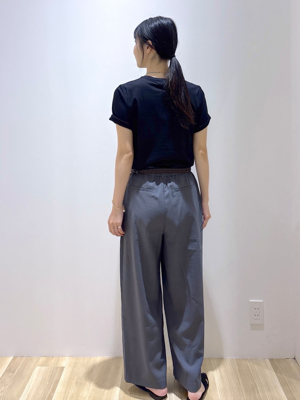 グレー系のニット/セーター、ブラック系のその他パンツ、ブラック系のトートバッグを着用したレディースの夏コーディネートの9枚目の写真