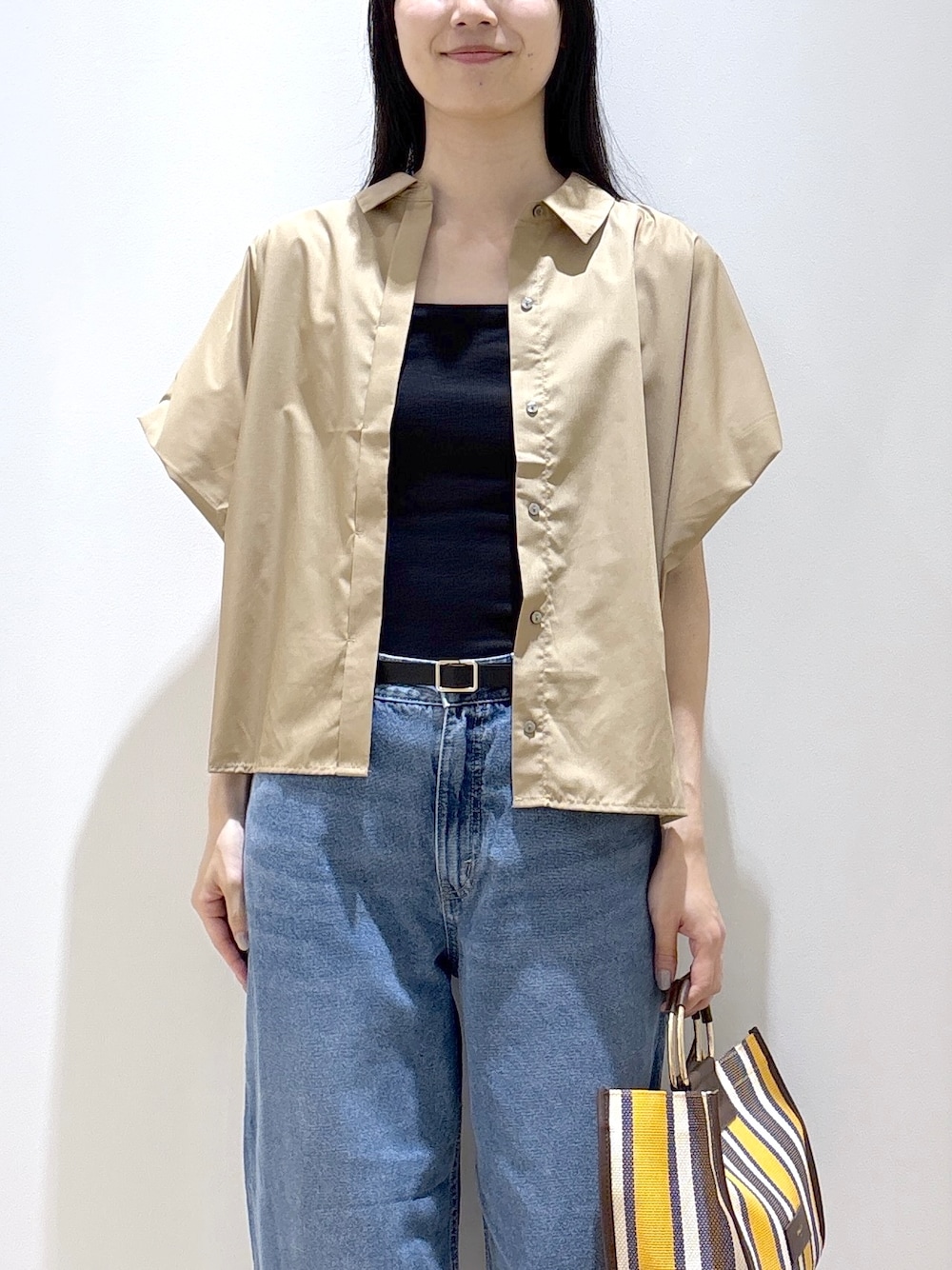 ベージュ系のシャツ/ブラウス、ブラック系のタンクトップ、ブルー系のデニムパンツを着用したレディースの夏コーディネートの6枚目の写真