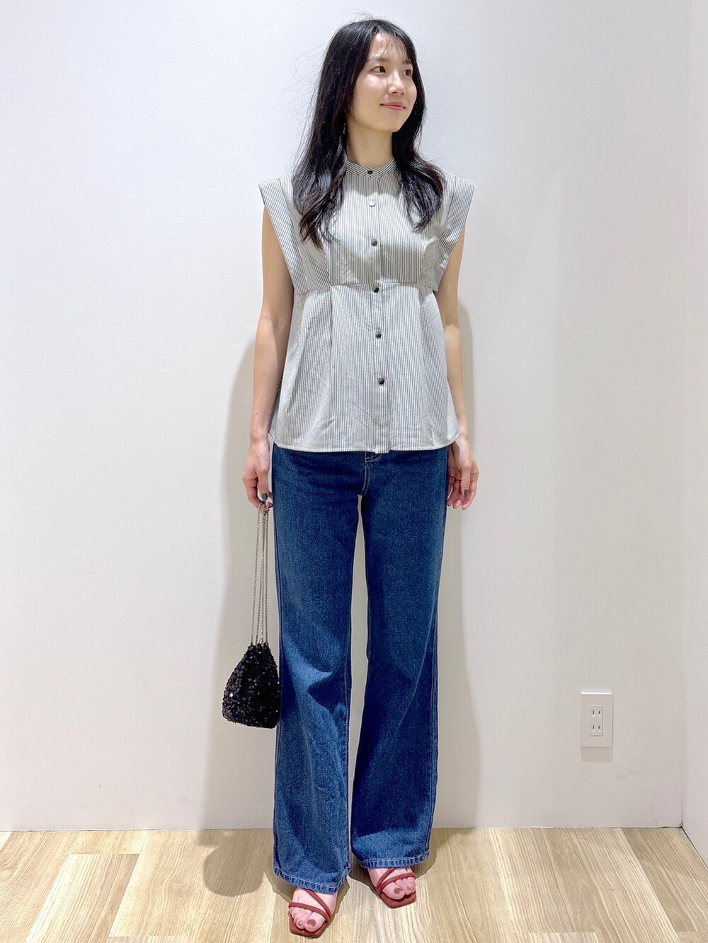 ホワイト系のシャツ/ブラウス、ブルー系のデニムパンツ、ブラック系のショルダーバッグを着用したレディースの夏コーディネートの9枚目の写真