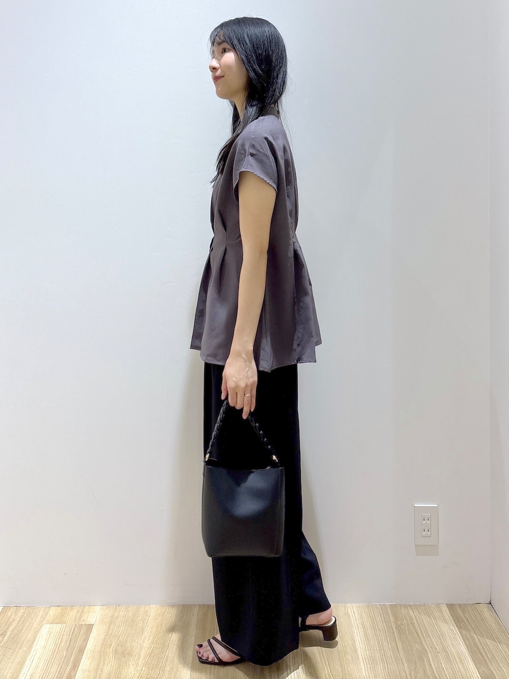 ブラック系のその他パンツ、ブラウン系のサンダル、ブラック系のショルダーバッグを着用したレディースの春コーディネートの3枚目の写真