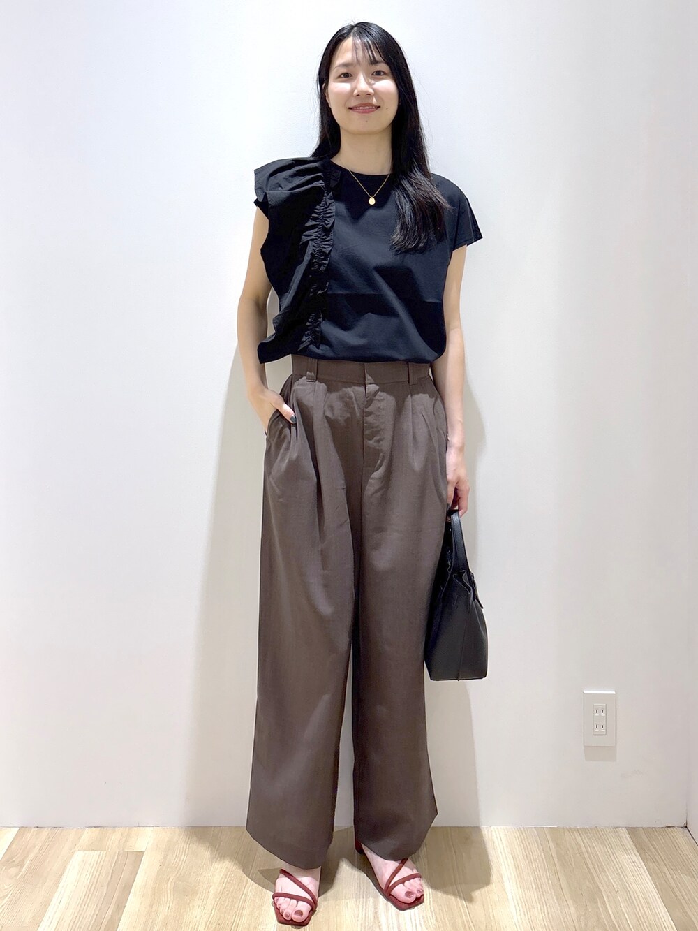 ブラック系のTシャツ/カットソー、ブラウン系のその他パンツ、ブラウン系のトートバッグを着用したレディースの夏コーディネートの9枚目の写真