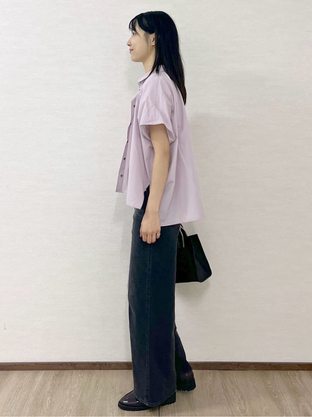 パープル系のシャツ/ブラウス、ホワイト系のTシャツ/カットソー、ブラック系のデニムパンツを着用したレディースの夏コーディネートの4枚目の写真