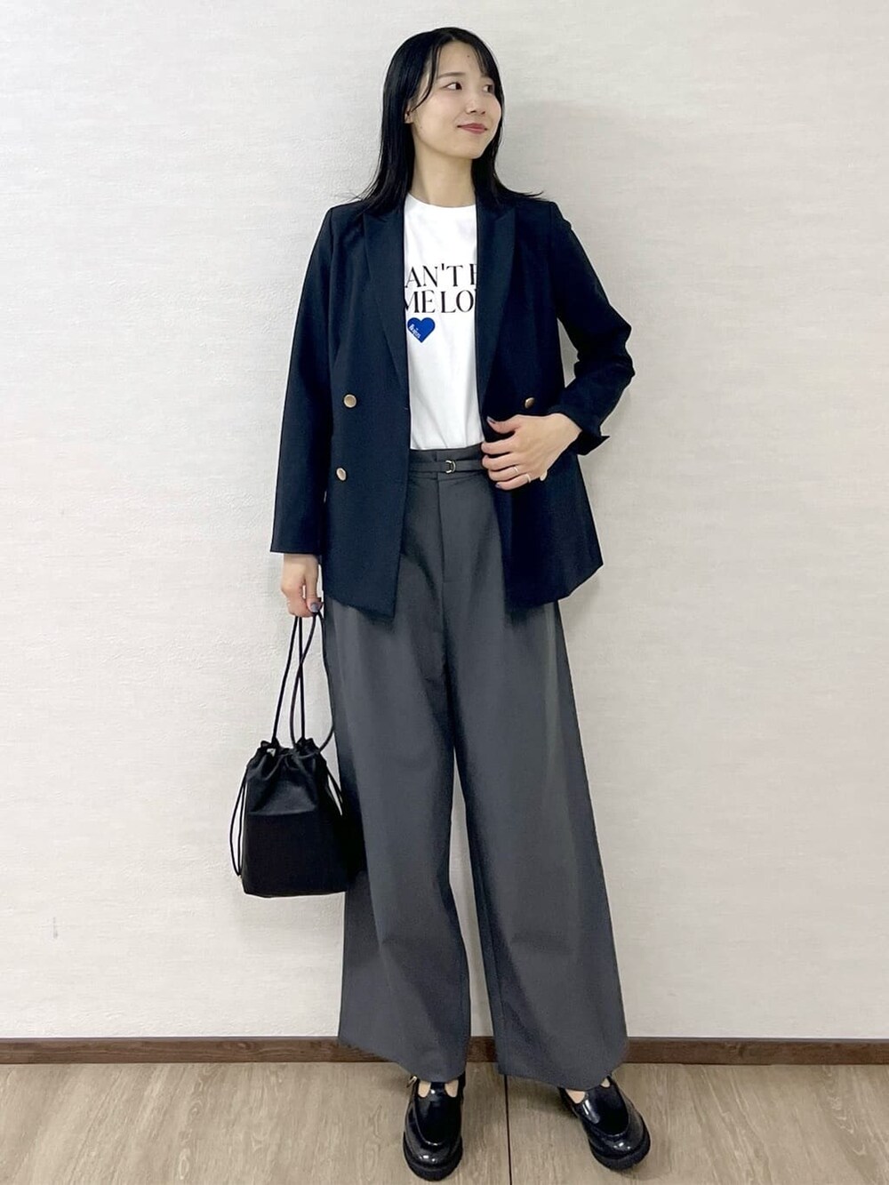 ブルー系のテーラードジャケット、ホワイト系のTシャツ/カットソー、グレー系のその他パンツを着用したレディースの秋コーディネートの9枚目の写真