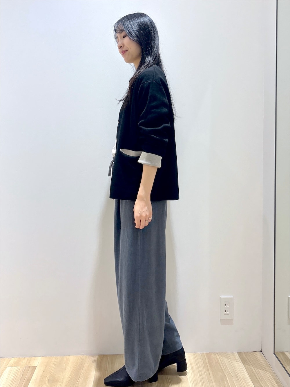 ブラック系のカーディガン/ボレロ、ホワイト系のTシャツ/カットソー、ブルー系のその他パンツを着用したレディースの秋コーディネートの3枚目の写真