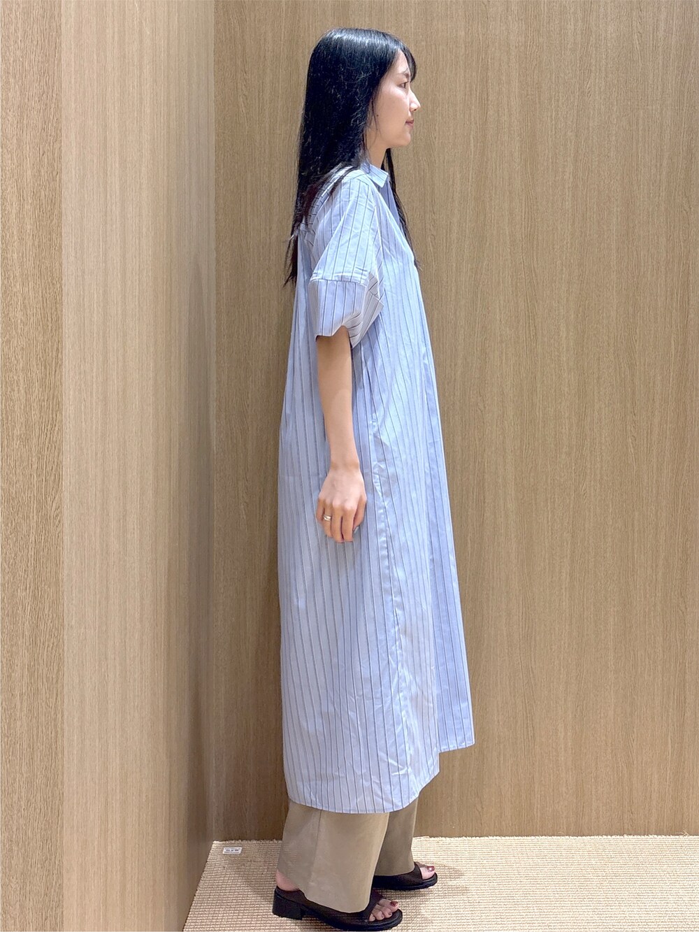 ブルー系のワンピース、ブラウン系のその他パンツ、ブラウン系のボストンバッグを着用したレディースの夏コーディネートの5枚目の写真