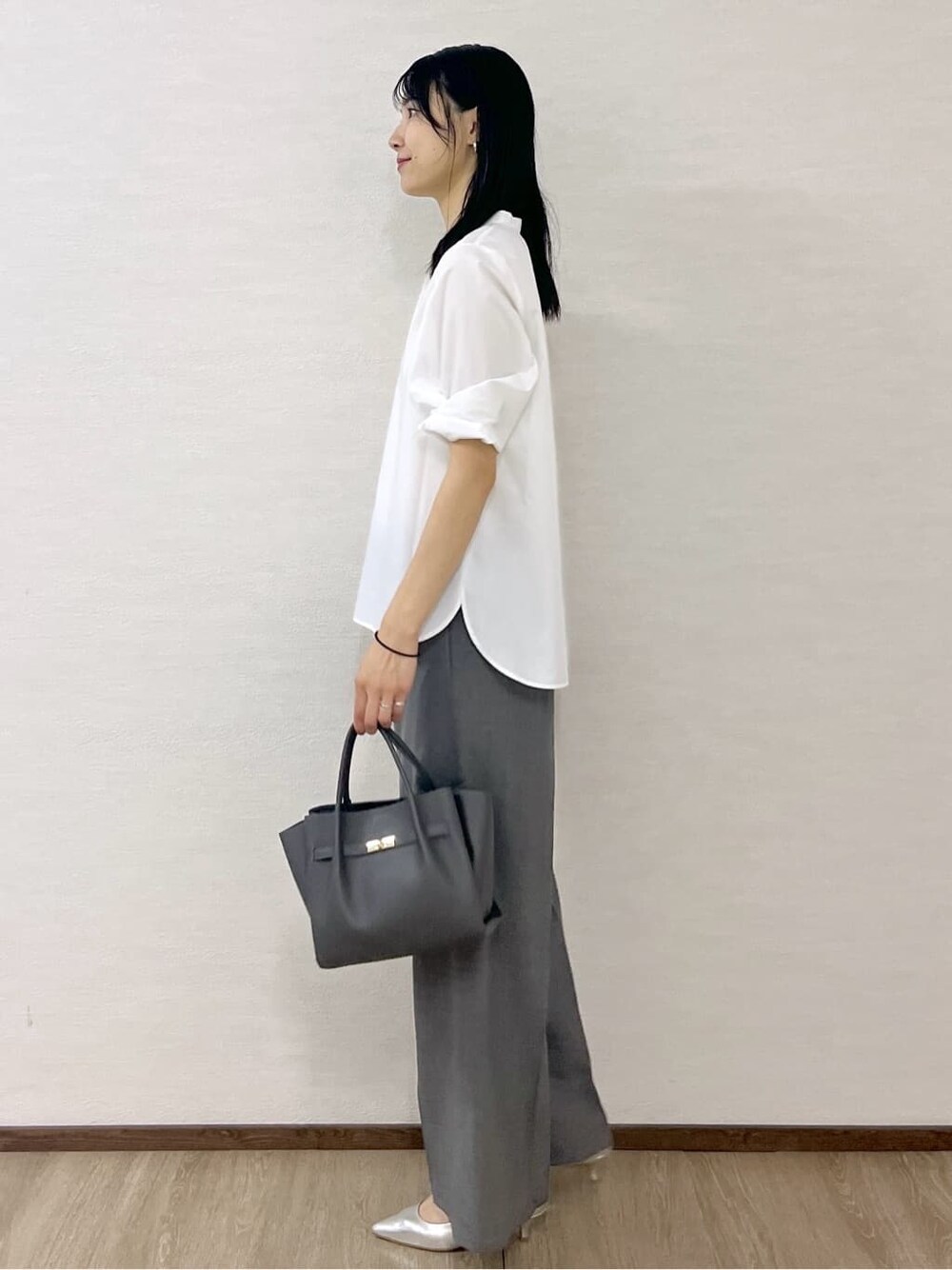 ホワイト系のシャツ/ブラウス、グレー系のその他パンツ、グレー系のショルダーバッグを着用したレディースの夏コーディネートの4枚目の写真