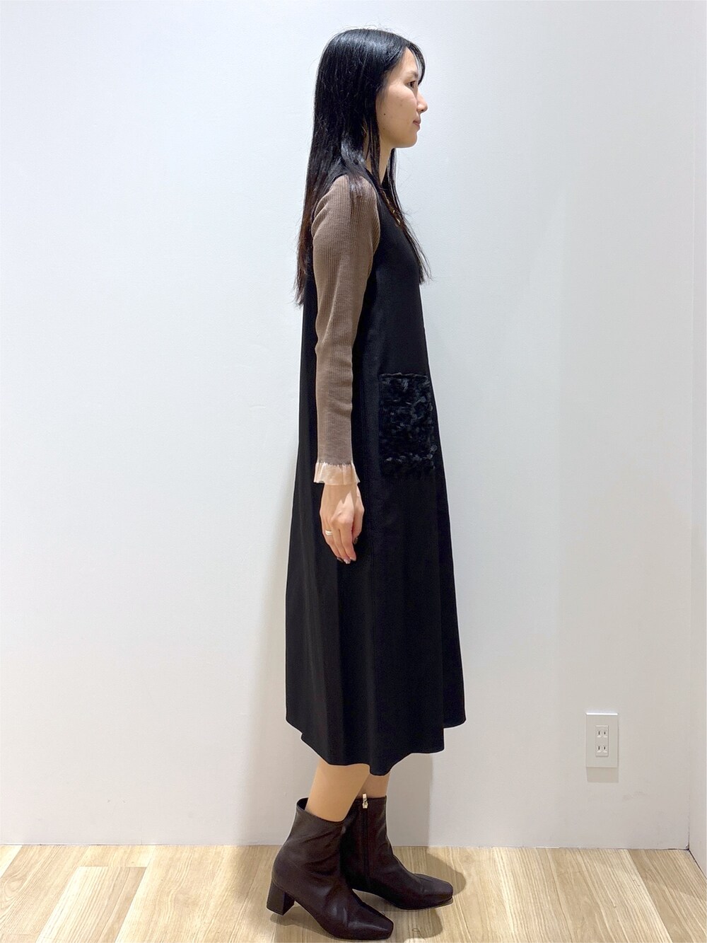 ブラック系のワンピース、ブラウン系のニット/セーター、レッド系のボストンバッグを着用したレディースの秋コーディネートの5枚目の写真