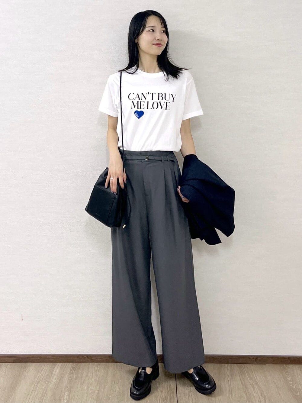 ブラック系のベスト、ホワイト系のTシャツ/カットソー、グレー系のその他パンツを着用したレディースの秋コーディネートの10枚目の写真